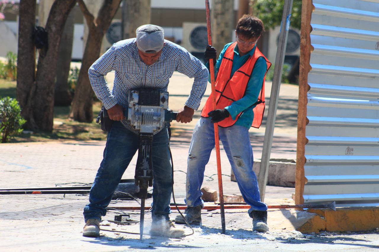 Inicia remodelación de la plaza 28 de Julio, en Playa del Carmen