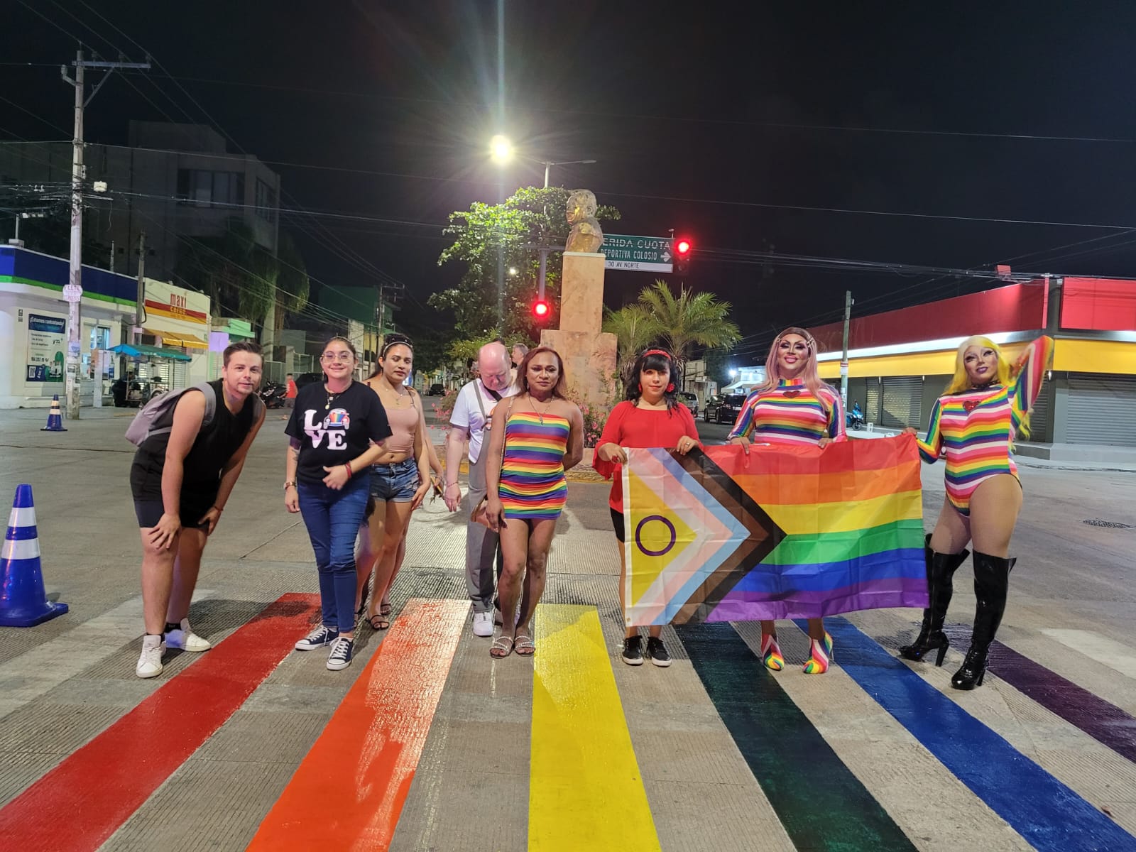 Pintan arcoiris para cruzar la calle en Playa del Carmen
