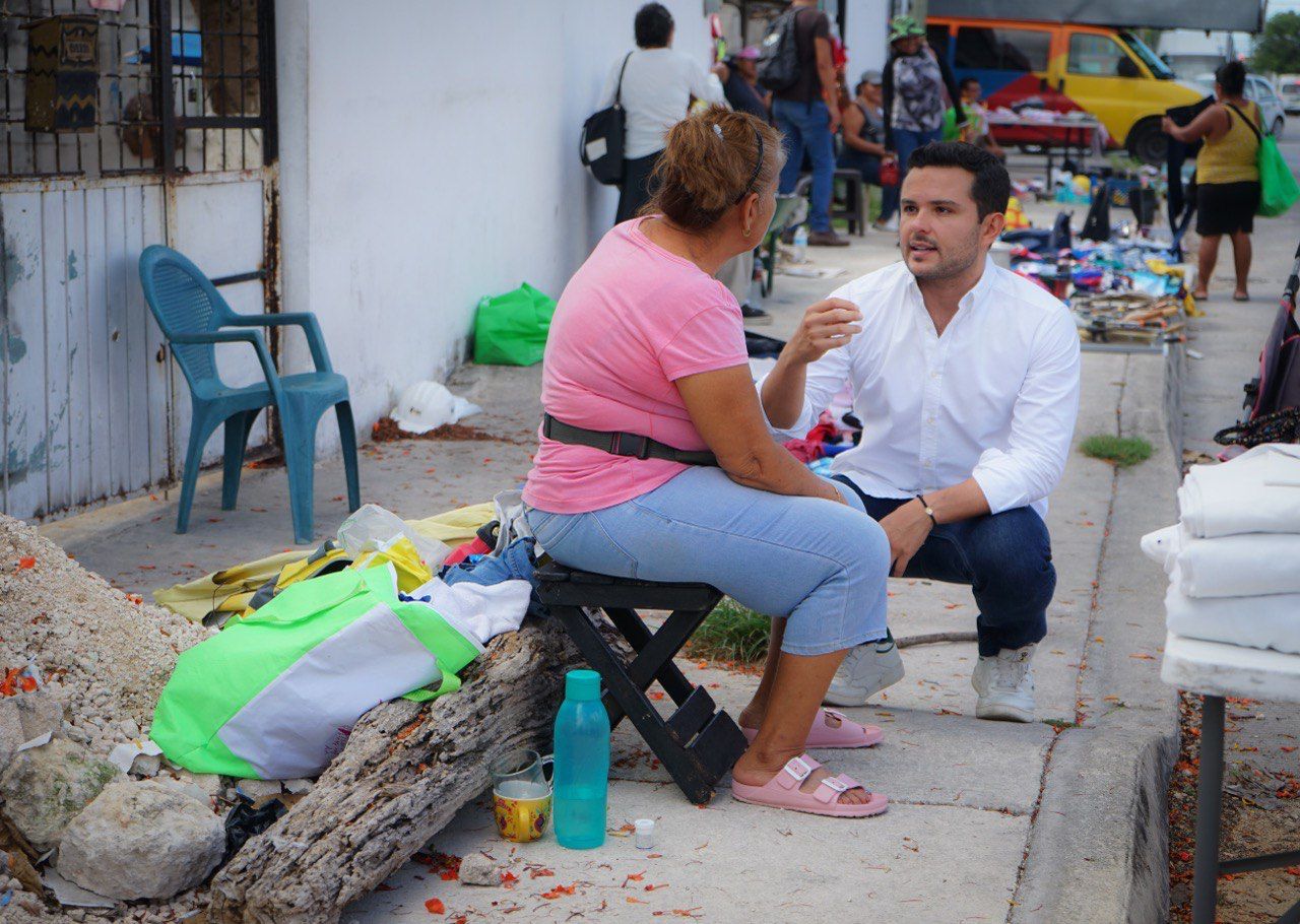 Atiende Pablo Bustamante a familia tianguista de Cancún