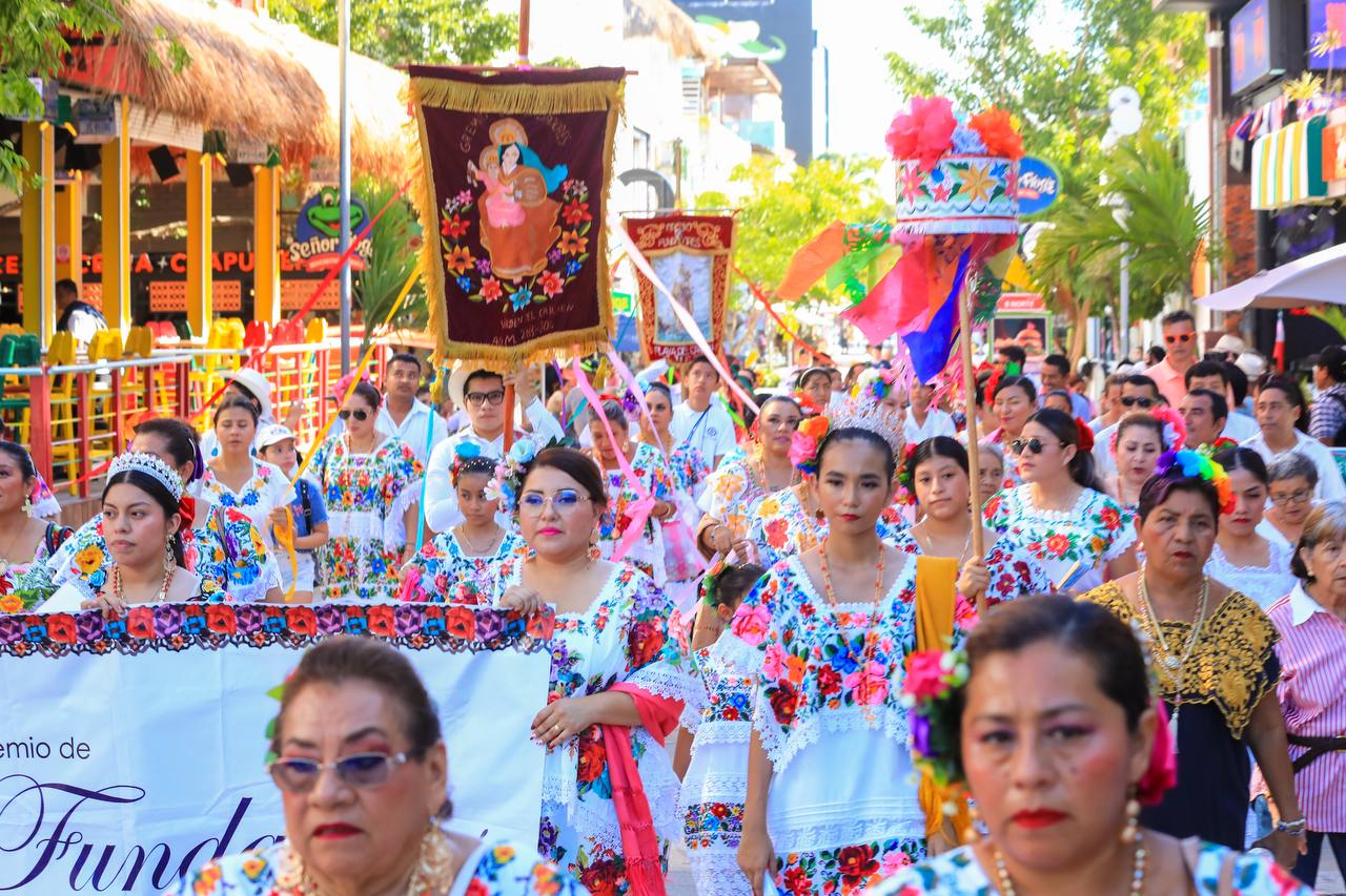 Procesión religiosa da color a Playa del Carmen