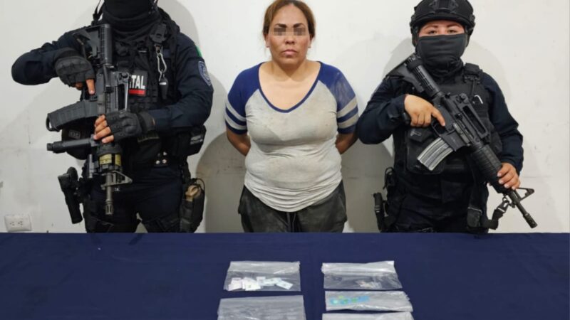Capturan policías de Tulum a mujer con drogas