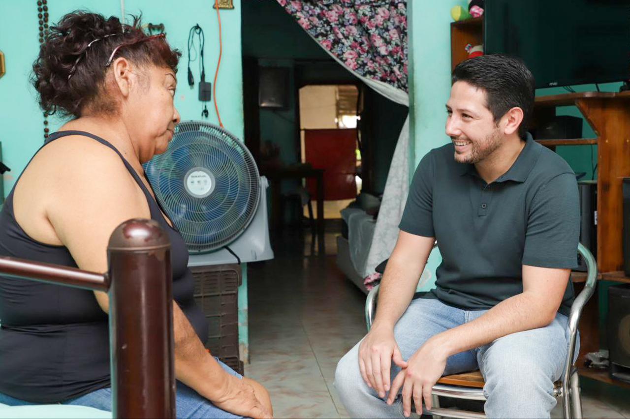 Escuchan y atienden de viva voz a familias de Cozumel