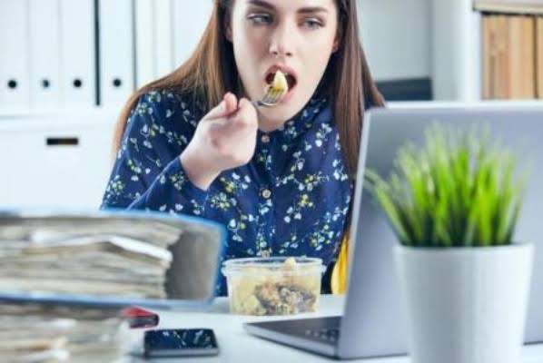 ¿Es obligatorio tener una hora de comida en el trabajo? Te decimos