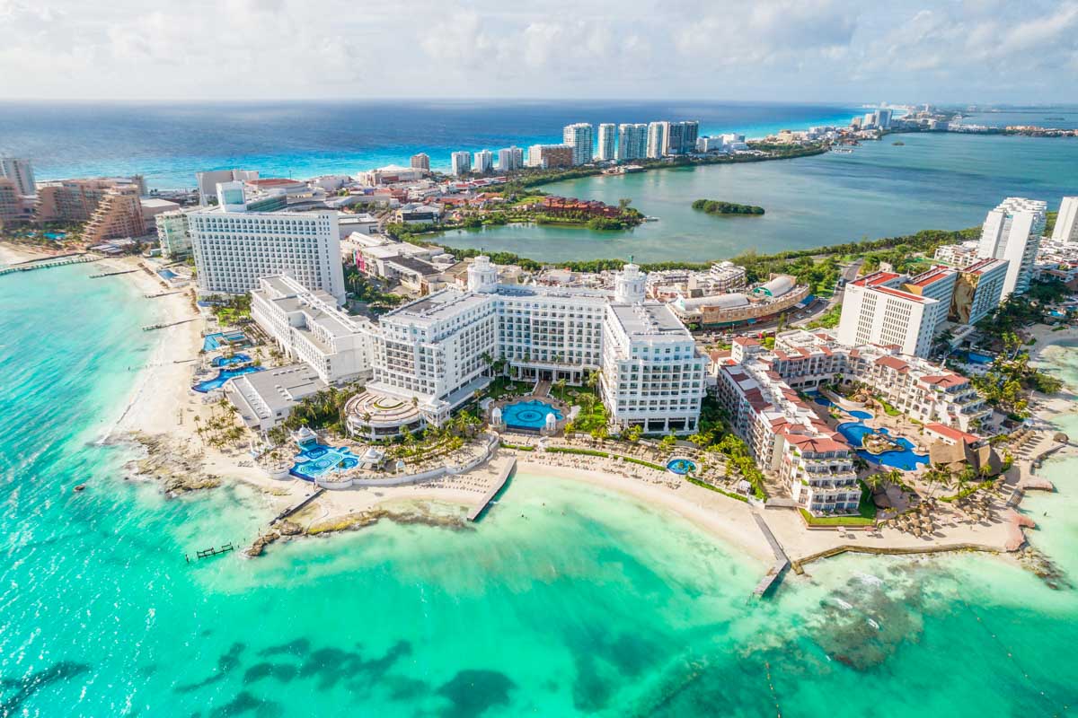 La zona hotelera de Cancún en realidad es una isla.