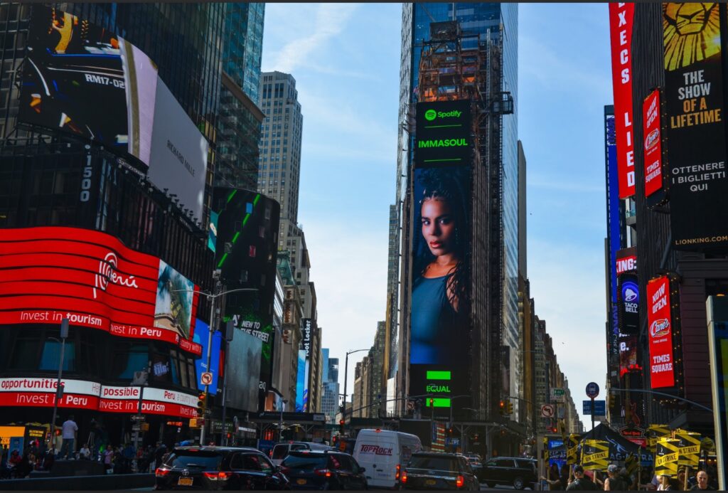 Chetumaleña ilumina la pantalla principal del Times Square, de Nueva York.