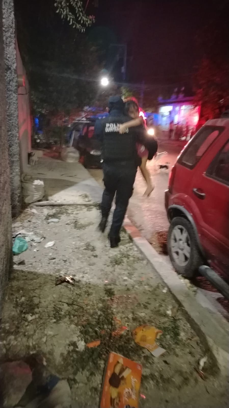 Policías rescatan a dos menores de un incendio en Cancún