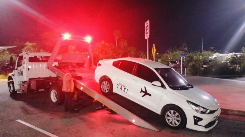Detienen a taxista en aeropuerto de Cancún; cobró $17 mil a turista