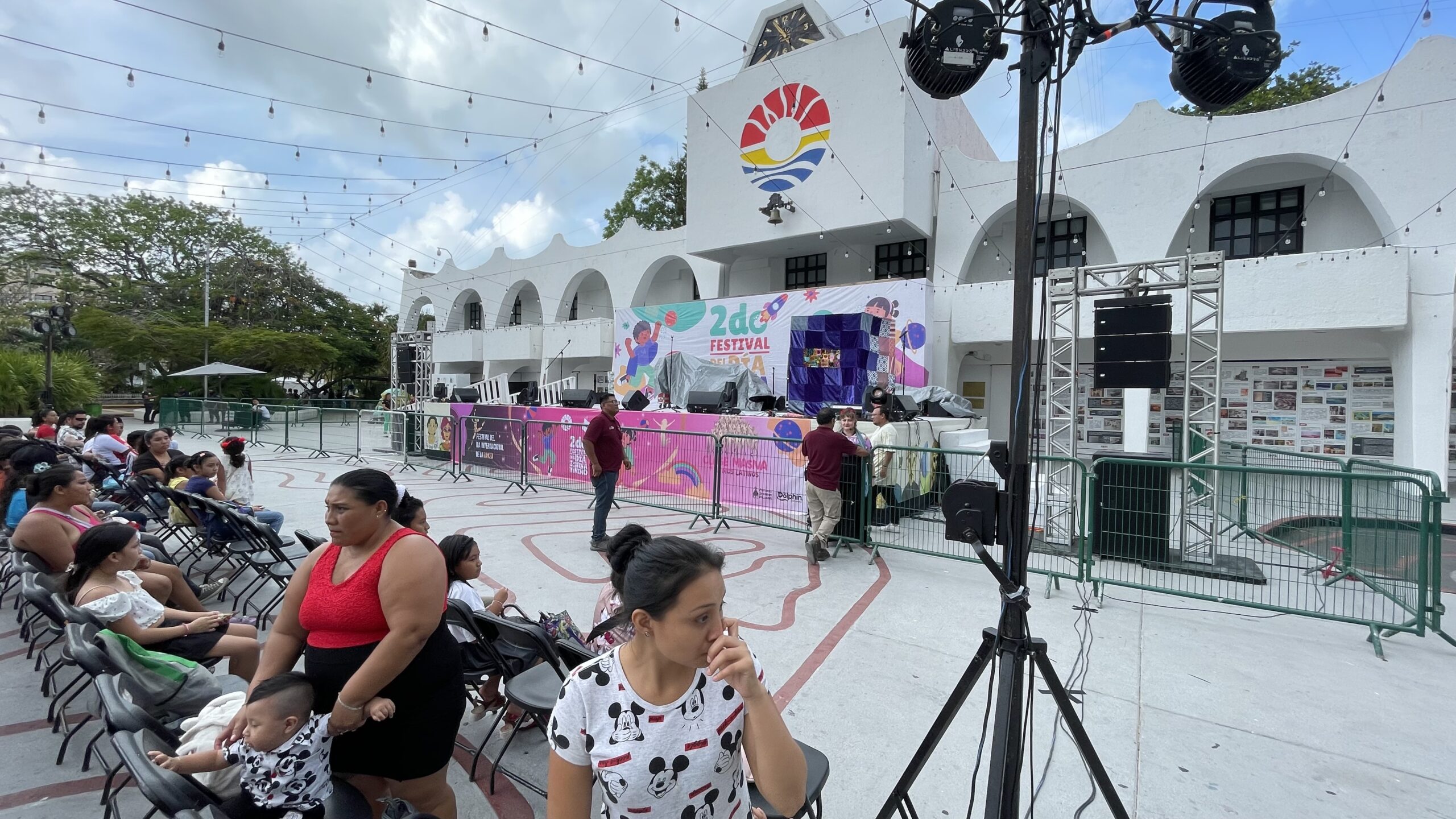 Celebran a los niños de Cancún con comida y regalos
