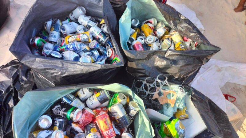 Limpian playa de Cancún; levantan más de 50 kilos de basura