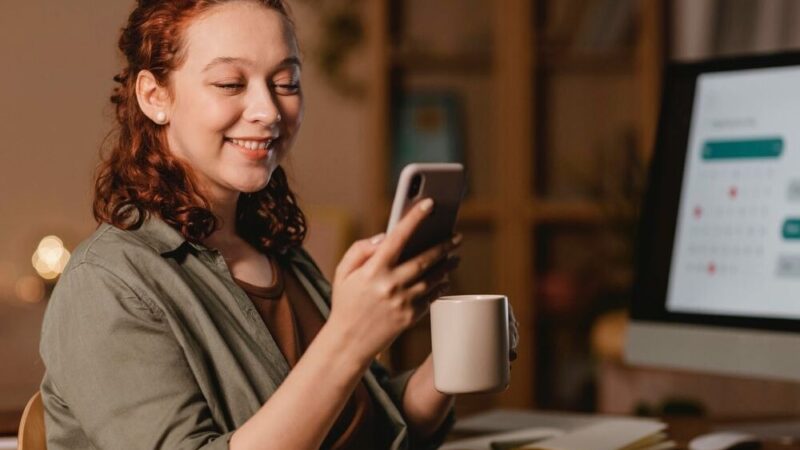 ¿Está prohibido usar el celular en el trabajo? Esto dice la ley