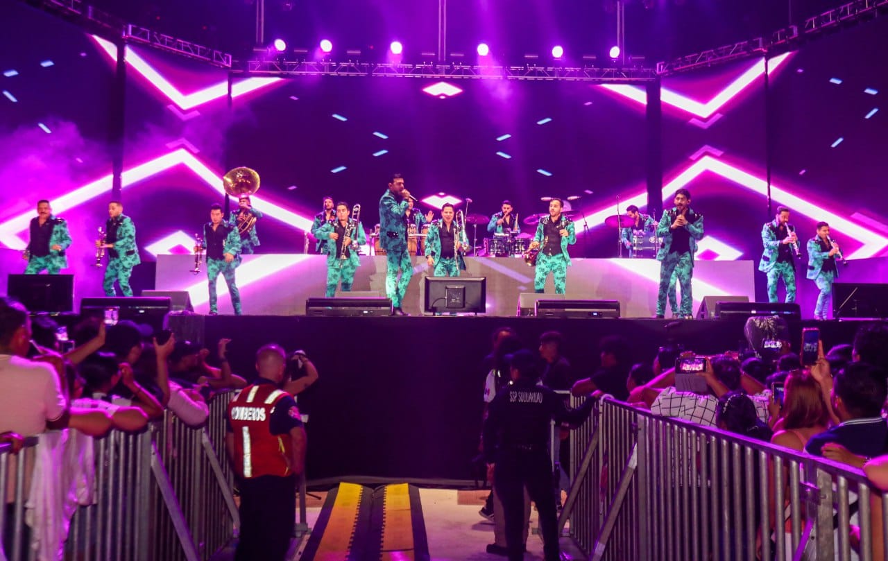 Cautiva banda El Recodo a playenses en concierto gratuito