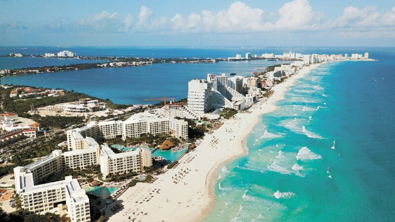 Llegan más viajeros a Cancún, pero se quedan menos tiempo