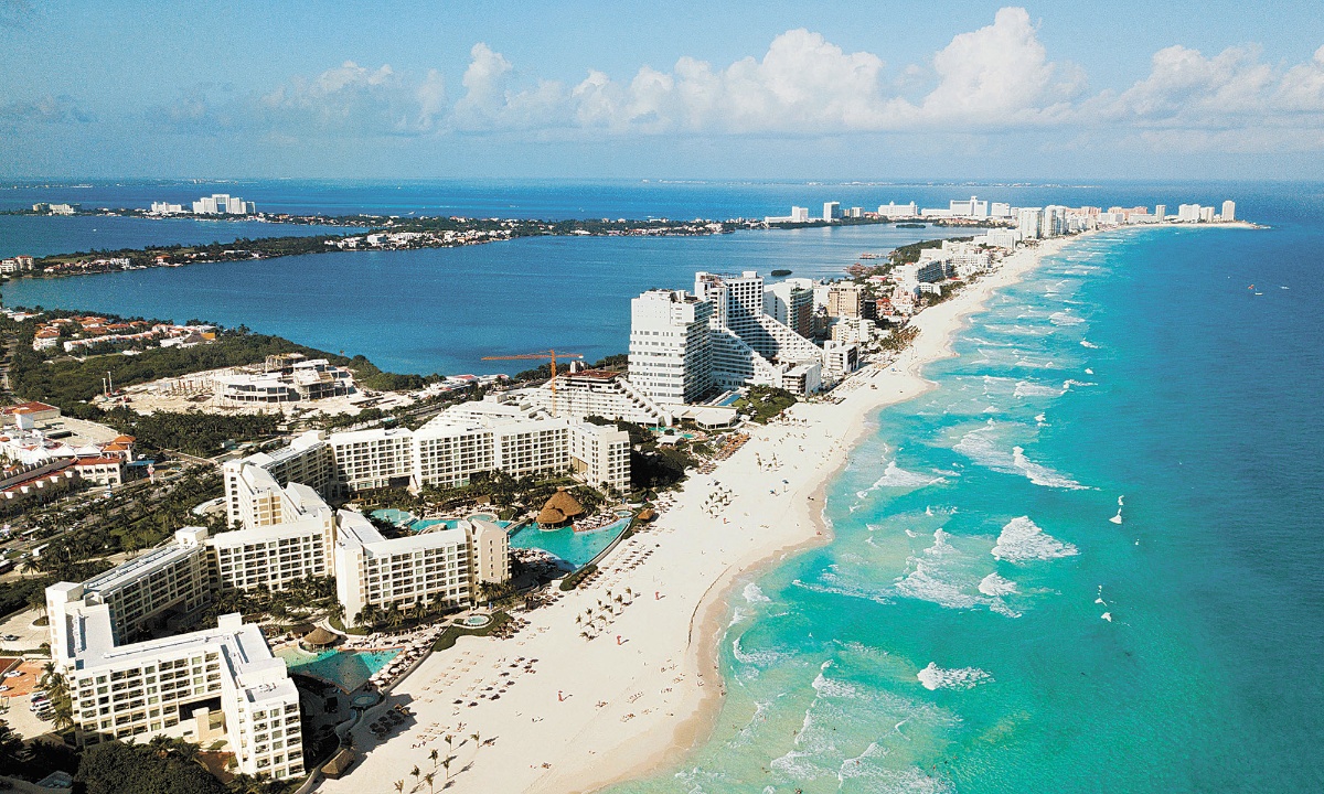 Llegan más viajeros a Cancún, pero se quedan menos tiempo