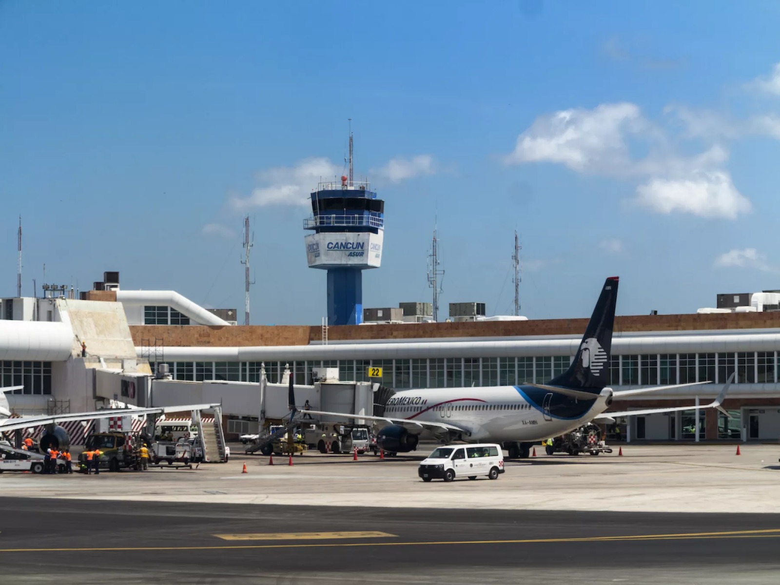 Frustran tráfico de metanfetaminas en aeropuerto de Cancún