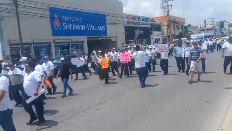 Sigue la tensión en transporte; ahora taxistas marchan contra Uber