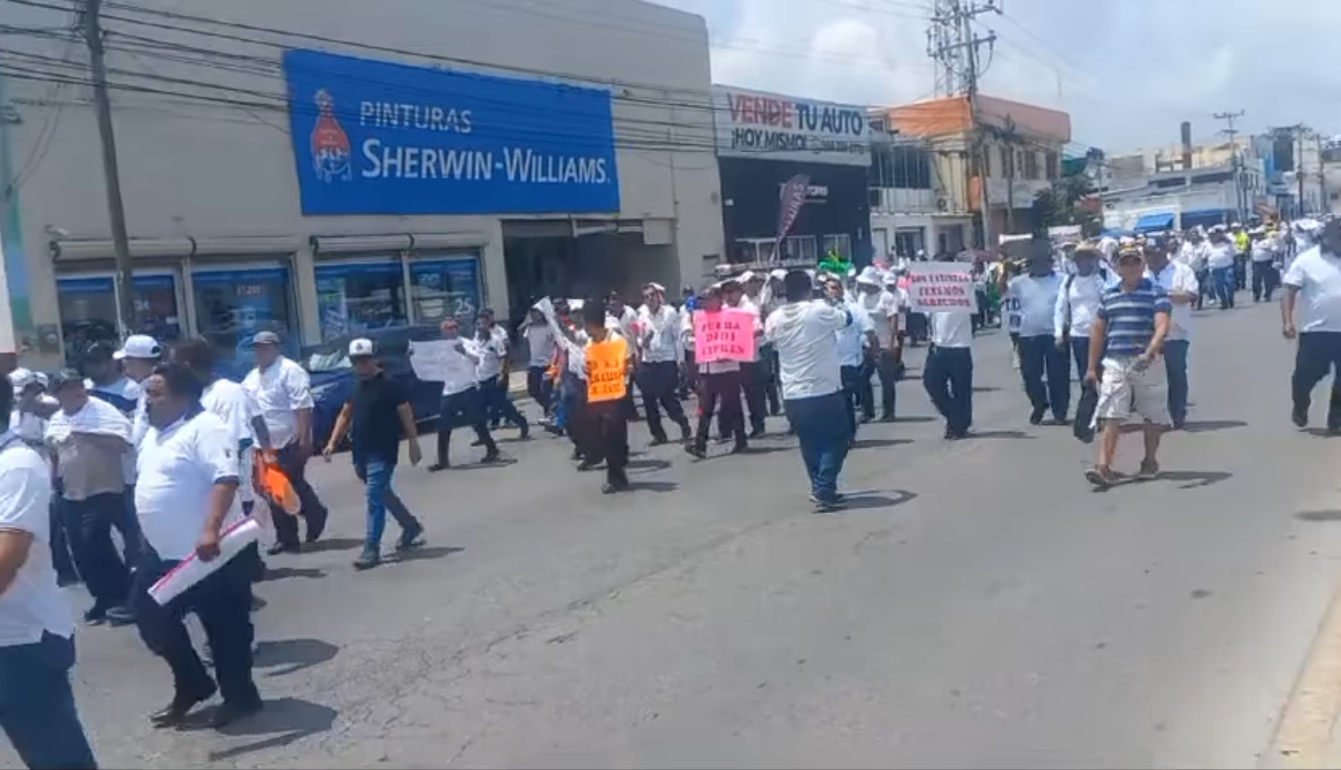 Sigue la tensión en transporte; ahora taxistas marchan contra Uber