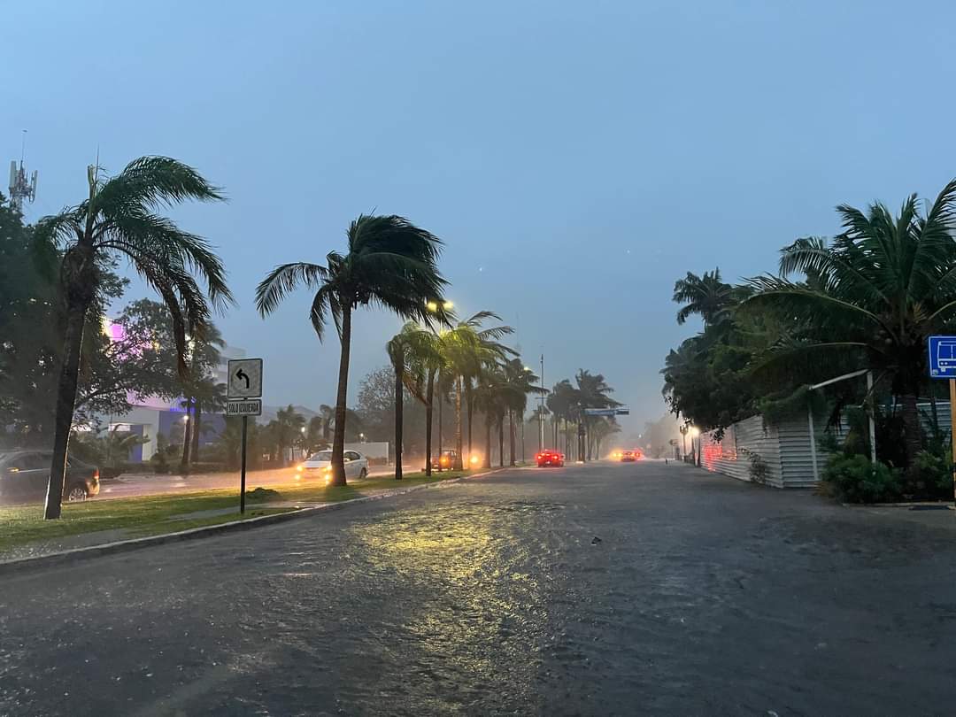 Opera “a medias” el transporte en Cancún durante paso de “Helene”