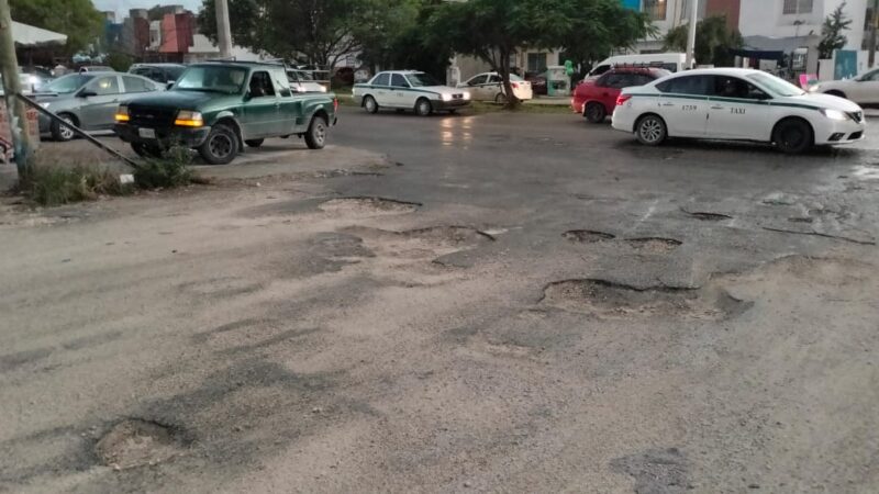 Conductores de Cancún, en «jaque» por baches; piden repavimentar