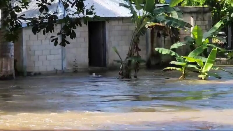 Río Hondo se desborda y deja familias damnificadas en Ucum