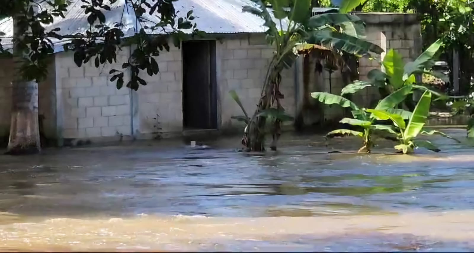 Río Hondo se desborda y deja familias damnificadas en Ucum