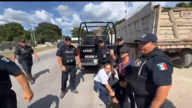 ¡A la fuerza! Policía rompe bloqueo por desaparecidos en Chetumal