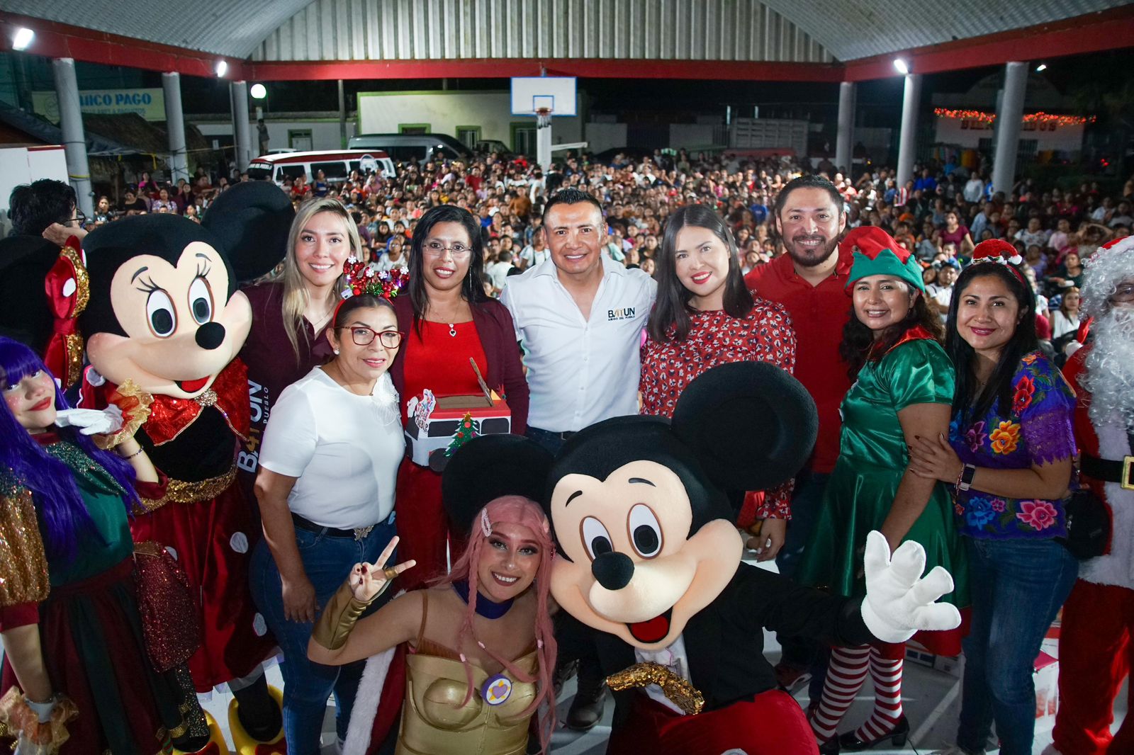 Alberto Batun lleva alegría y regalos a Kantunilkín