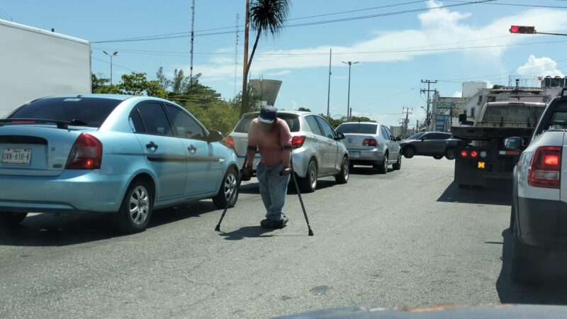 Aumenta mendicidad en semáforos de Cancún durante diciembre