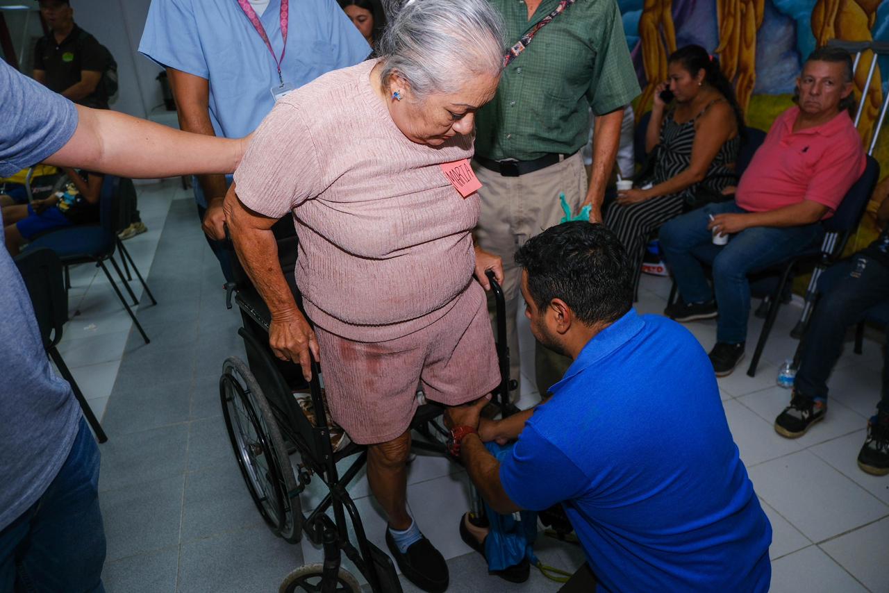 Reconstruyen vida de personas con discapacidad; reciben prótesis