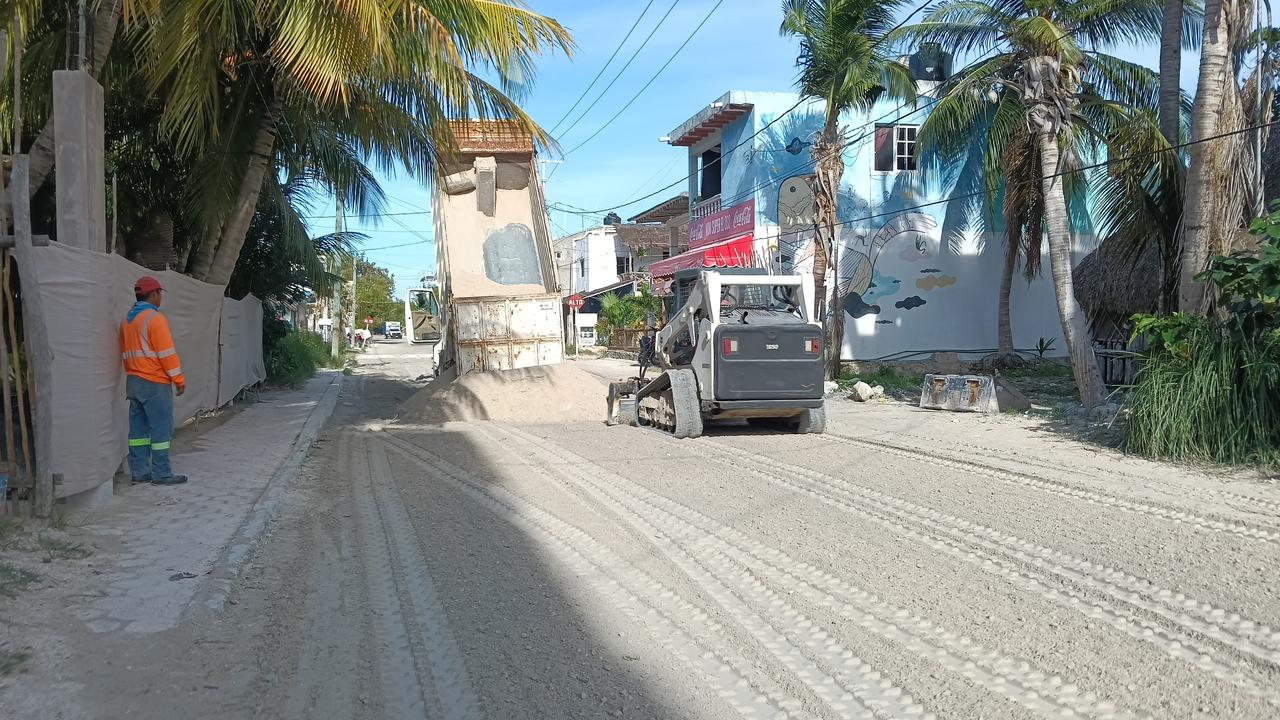 Holbox renueva calles para recibir turismo decembrino